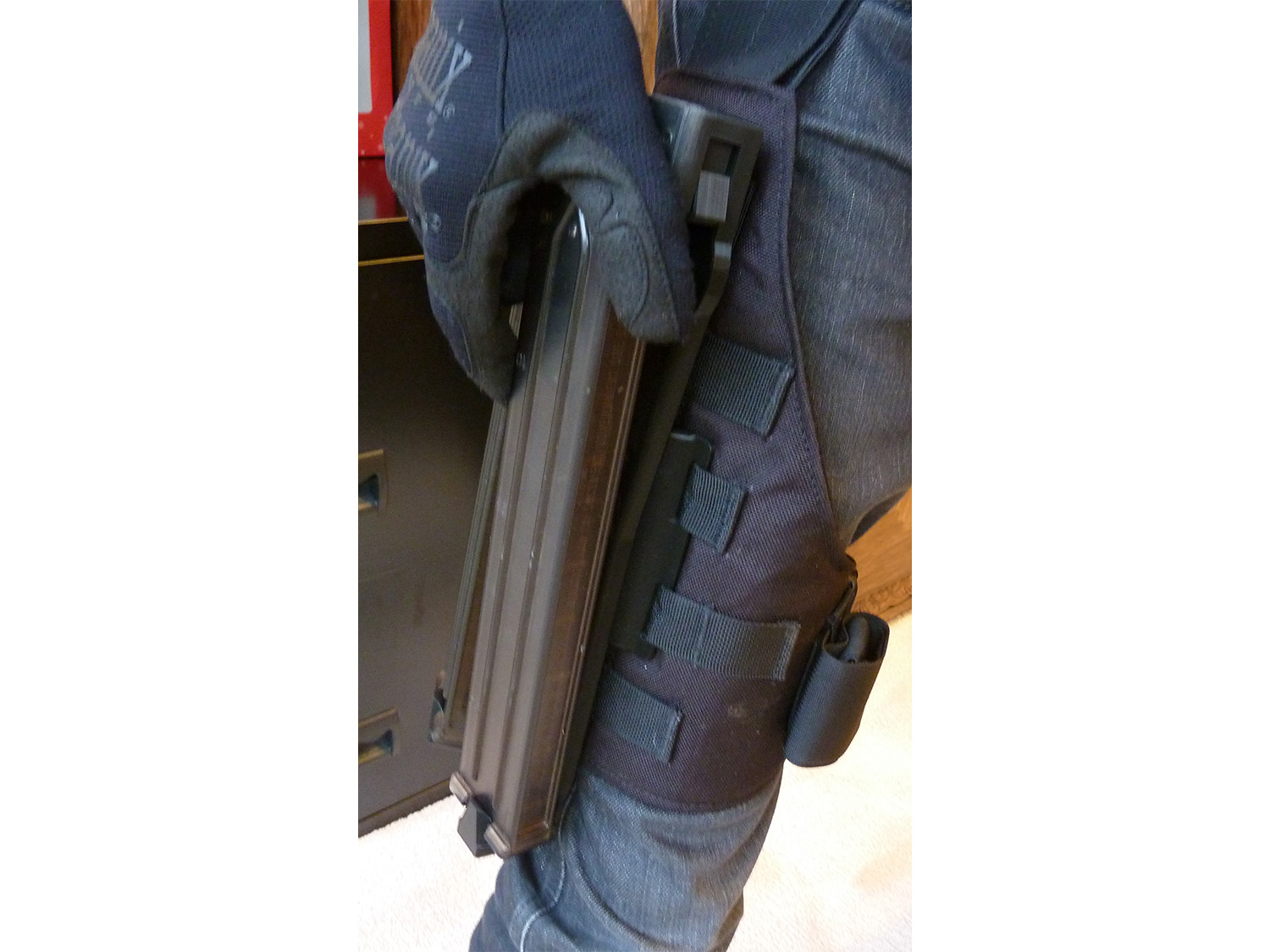 An example of the pouch attached to a thigh-mounted MOLLE panel