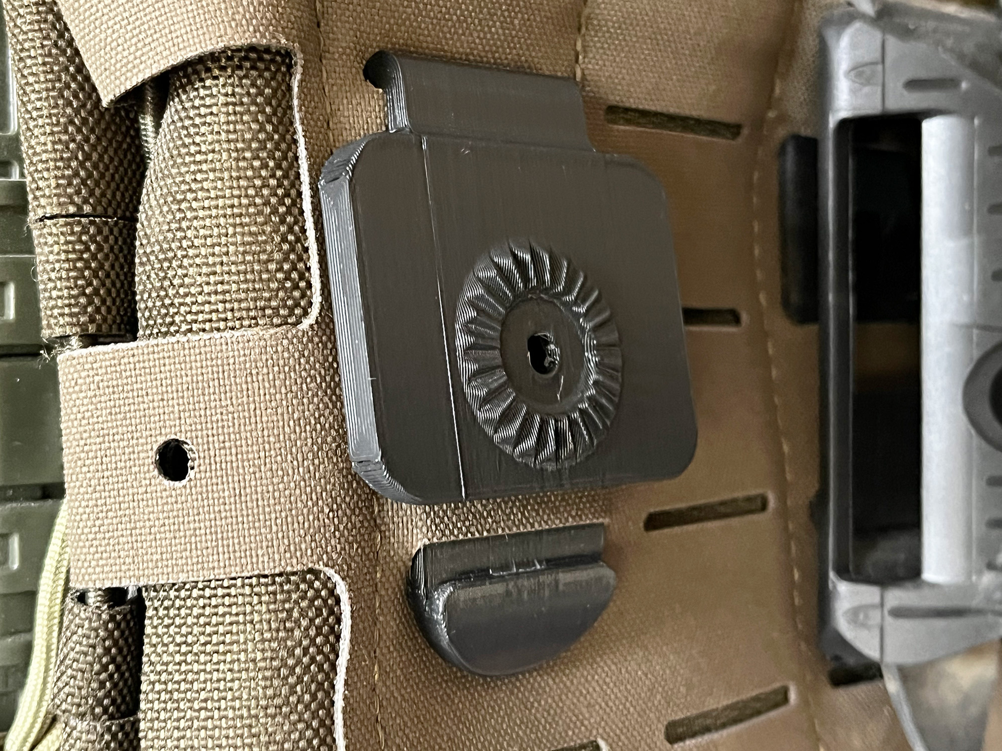 A close look at the MOLLE atapter plate, showing the gear-style rotatable attachment point